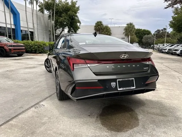 2024 Hyundai Elantra Limited photo 12