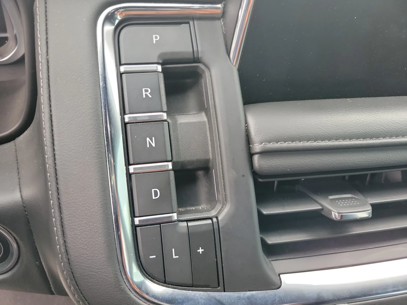 2024 Chevrolet Suburban LT photo 16