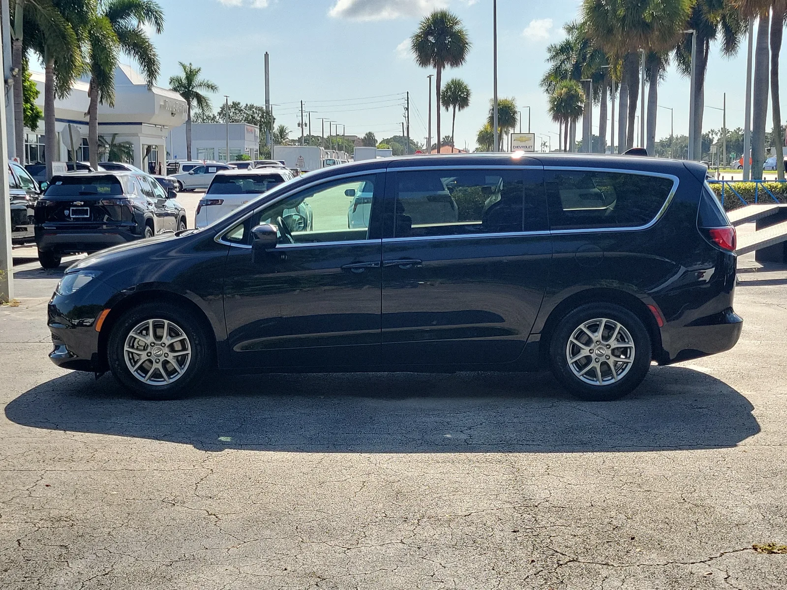 2023 Chrysler Voyager LX photo 6