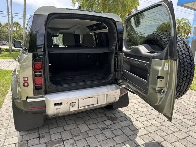 2020 Land Rover Defender HSE photo 28