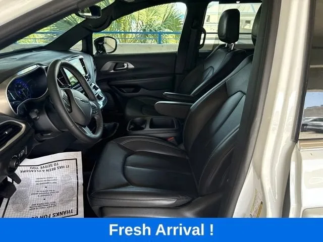 2025 Chrysler Pacifica Select photo 2