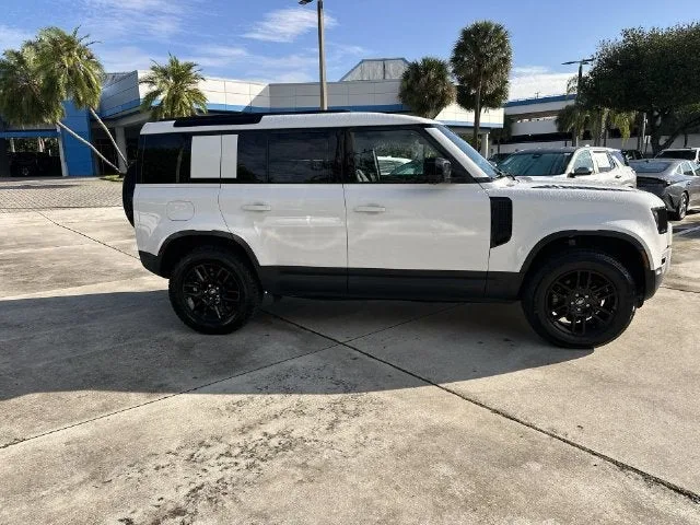 2025 Land Rover Defender S photo 14