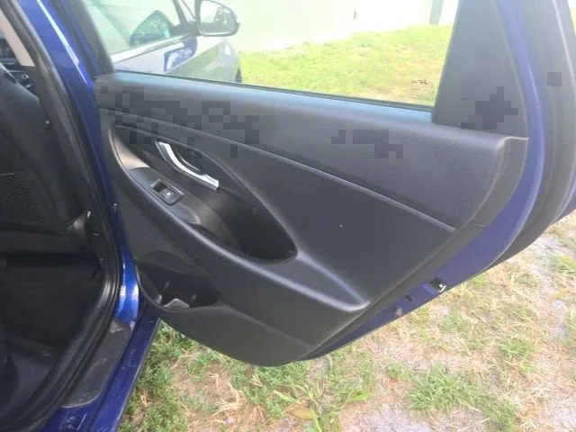 2020 Hyundai Elantra GT 5DR HB AT photo 11