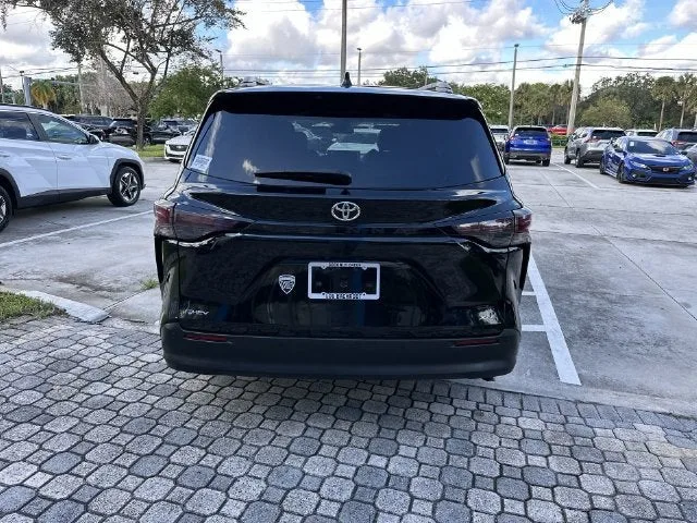 2026 Toyota Sienna XLE photo 36