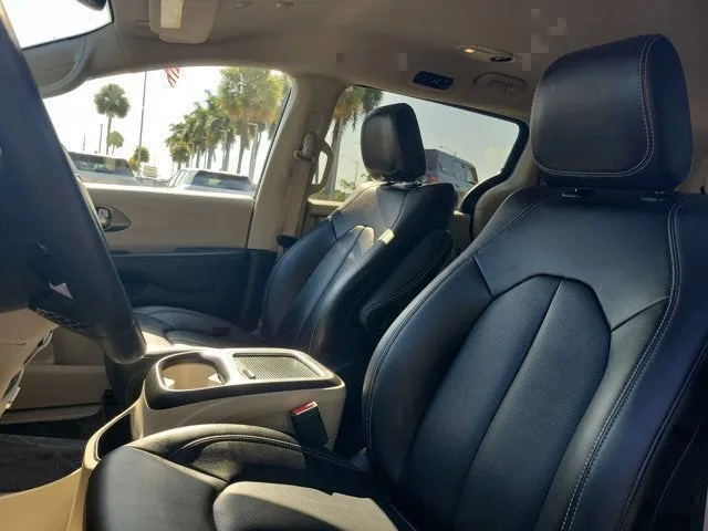 2024 Chrysler Pacifica Hybrid Select photo 20