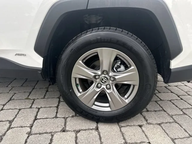 2023 Toyota RAV4 Hybrid XLE photo 11