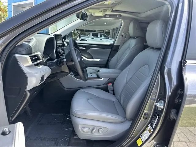 2024 Toyota Highlander LE photo 30
