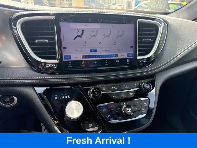 2025 Chrysler Pacifica Select photo 8