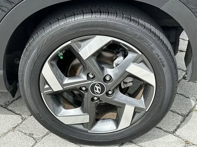 2025 Hyundai Venue SEL photo 11