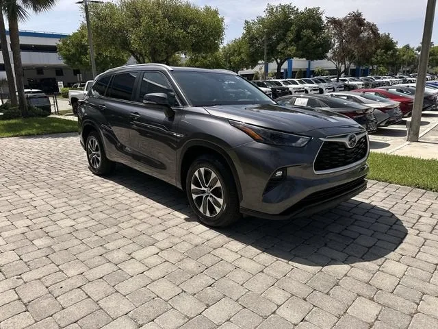2024 Toyota Highlander LE photo 16