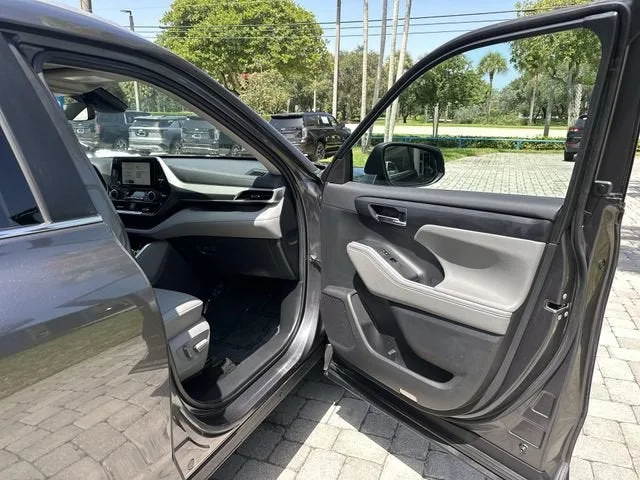 2024 Toyota Highlander LE photo 23