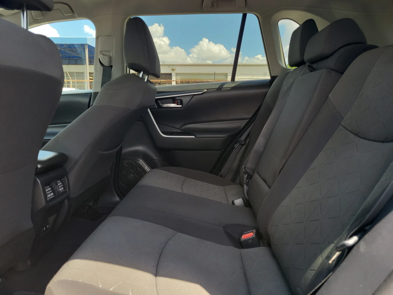 2021 Toyota RAV4 XLE photo 15