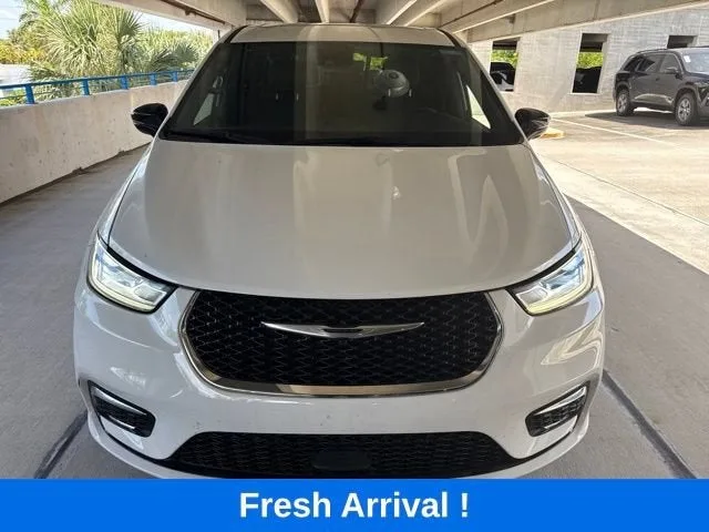 2025 Chrysler Pacifica Select photo 16