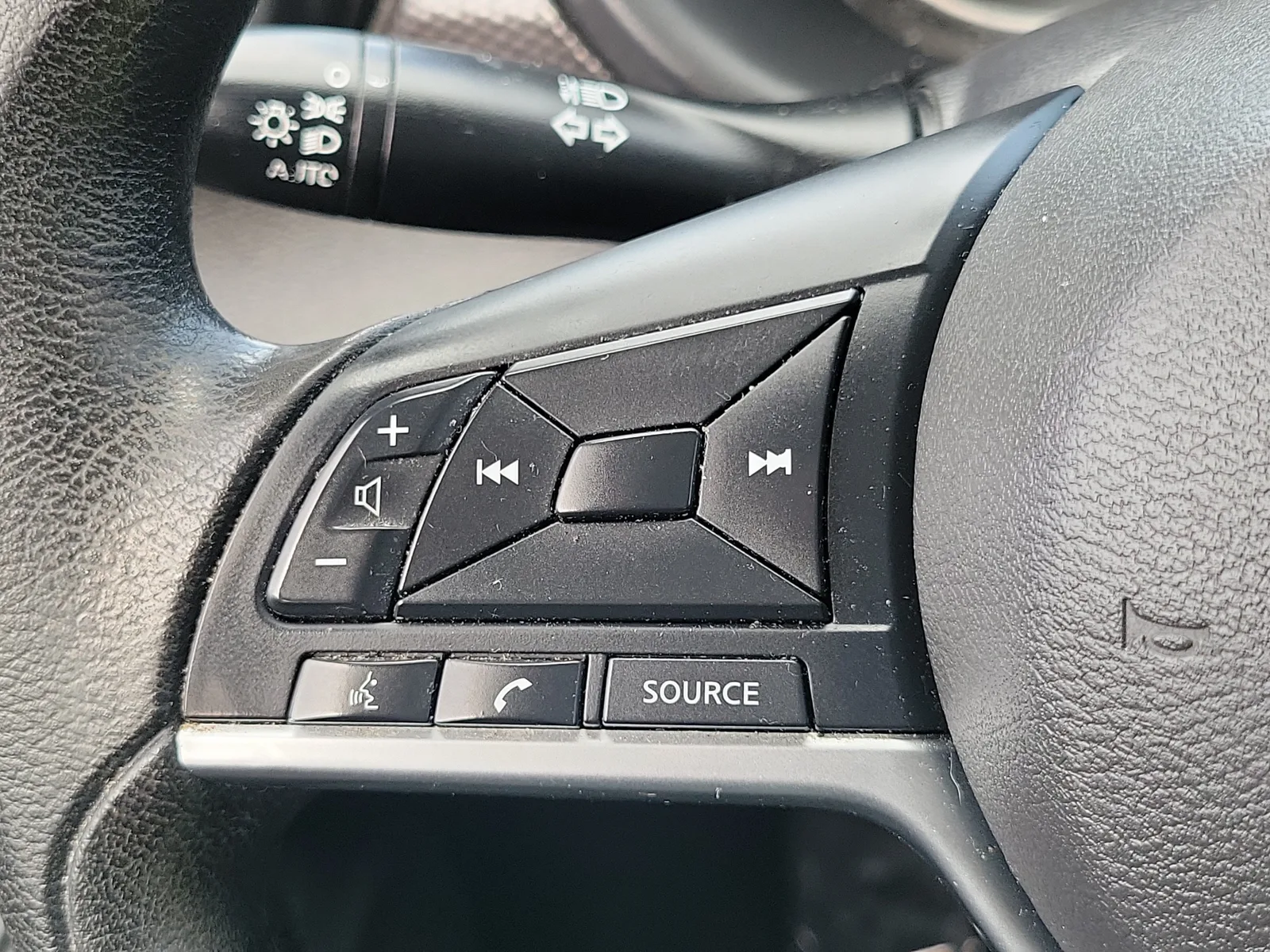 2020 Nissan Kicks S photo 25