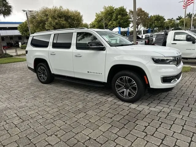 2024 Jeep Wagoneer L Series II photo 15