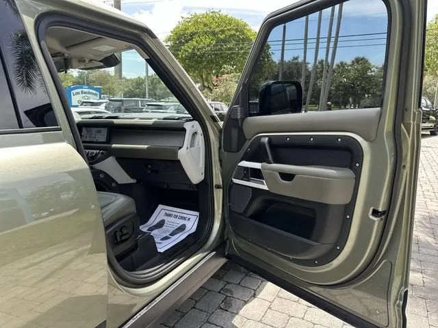 2020 Land Rover Defender HSE photo 23