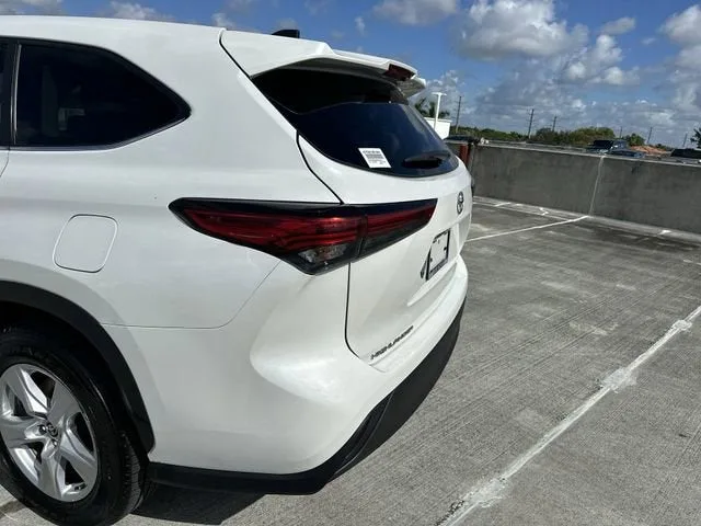 2023 Toyota Highlander L photo 12