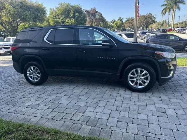 2021 Chevrolet Traverse LT Leather photo 15
