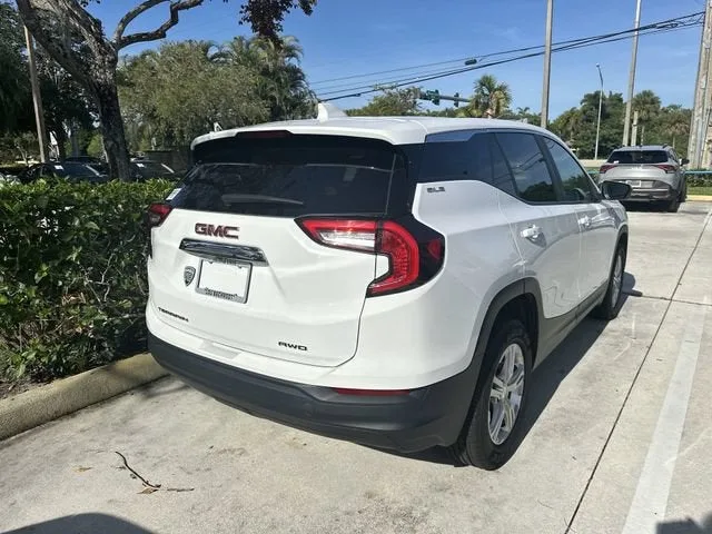 2024 GMC Terrain SLE photo 18