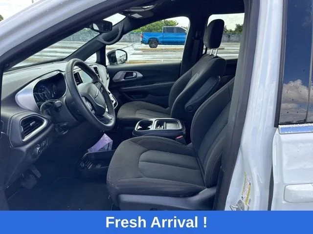 2024 Chrysler Pacifica Touring photo 2