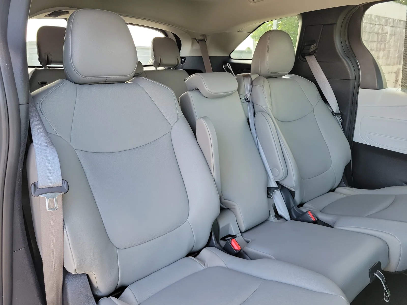 2025 Toyota Sienna XLE photo 6