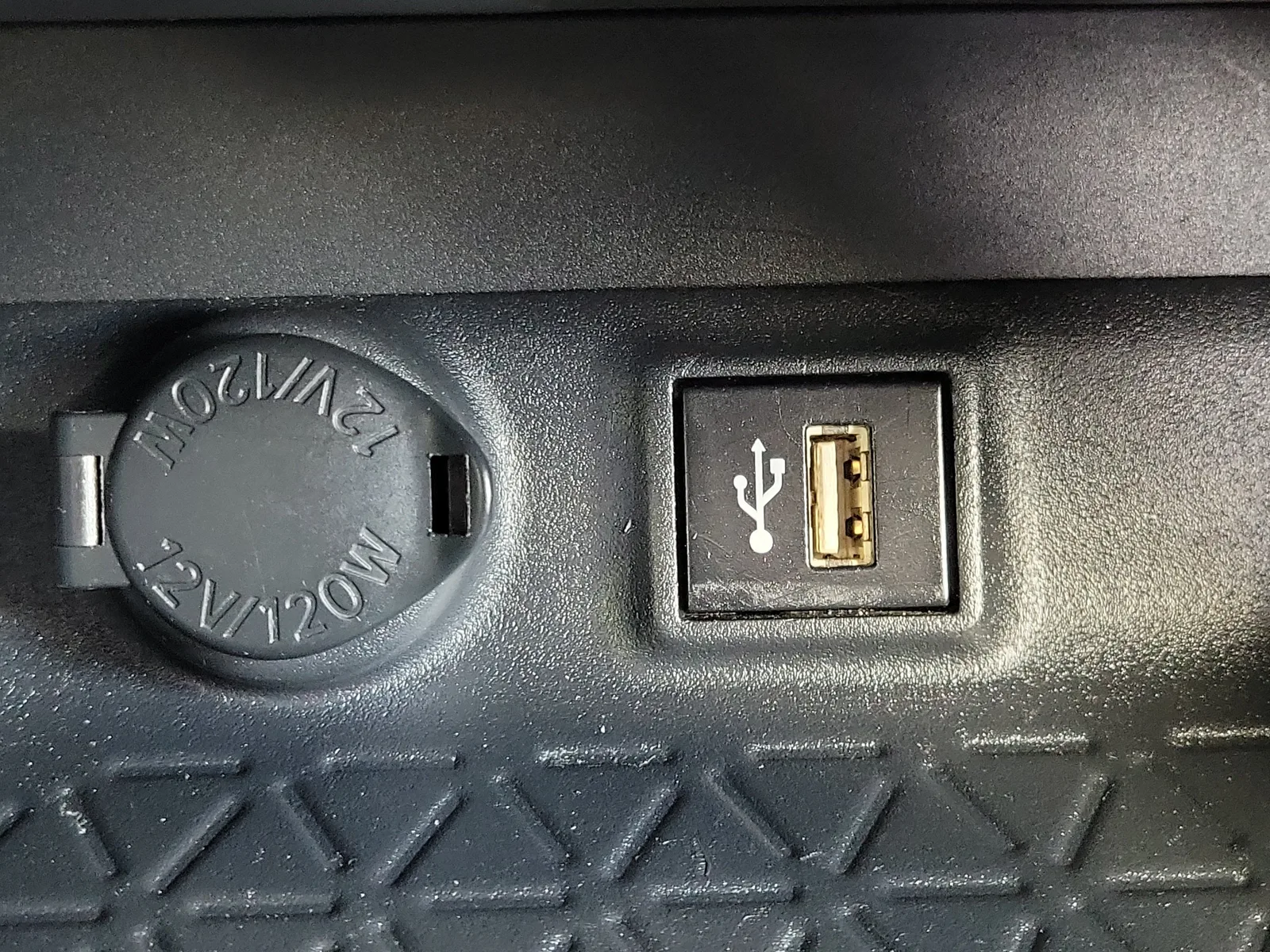2023 Toyota RAV4 Hybrid XLE photo 33