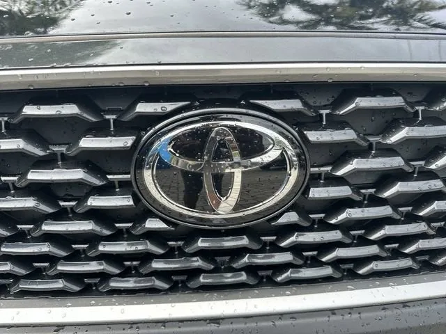 2025 Toyota Corolla Cross XLE photo 10