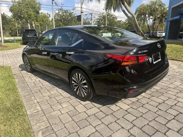 2025 Nissan Altima SV photo 33