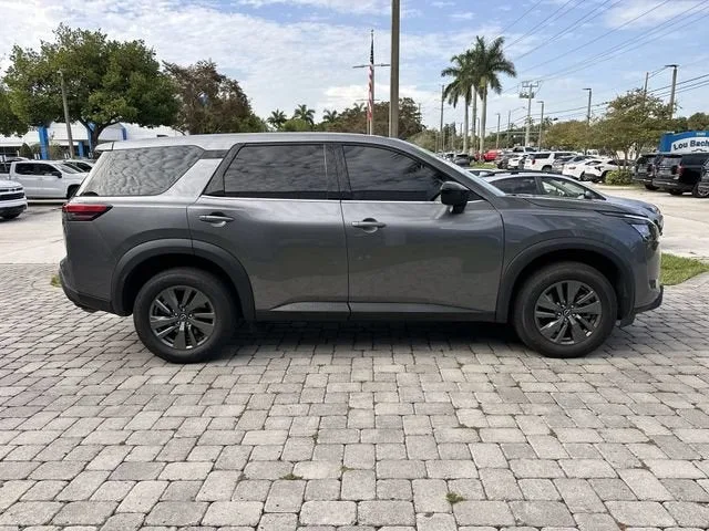 2024 Nissan Pathfinder S photo 13