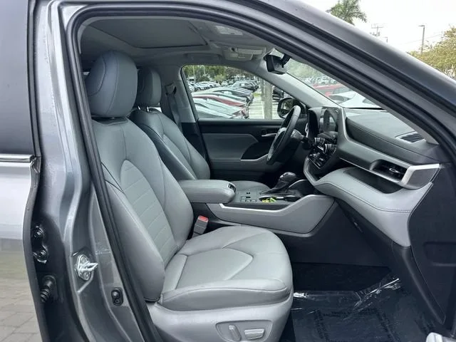 2025 Toyota Highlander LE photo 29