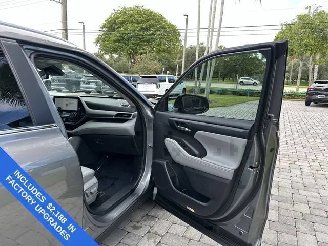 2025 Toyota Highlander LE photo 23