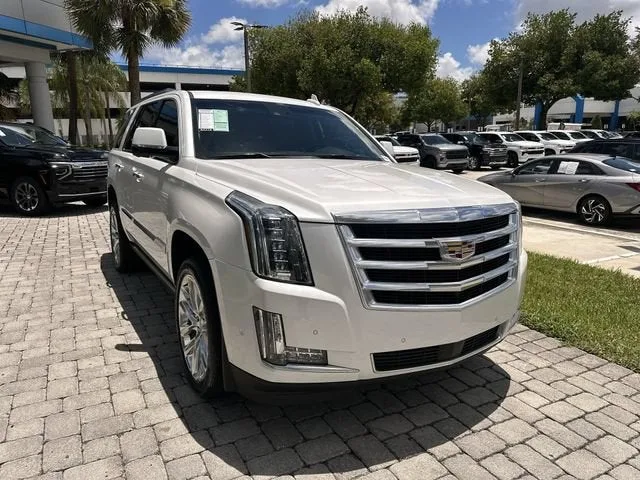 2018 Cadillac Escalade Premium Luxury photo 17