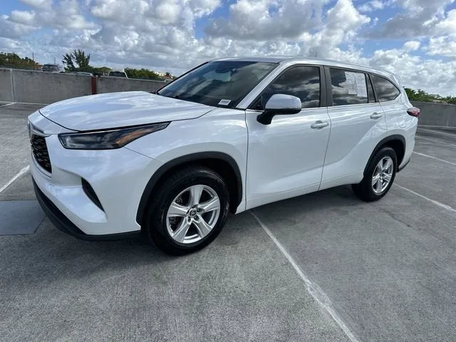 2023 Toyota Highlander L photo 31
