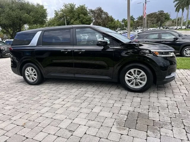 2024 Kia Carnival LX photo 15