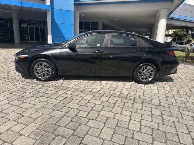 2024 Hyundai Elantra SEL photo 32