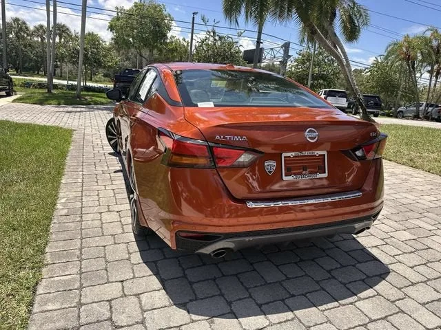 2022 Nissan Altima 2.5 SR photo 12