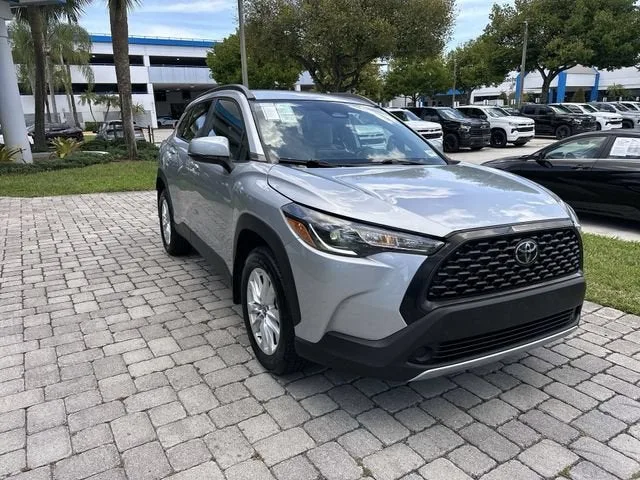 2023 Toyota Corolla Cross LE photo 16