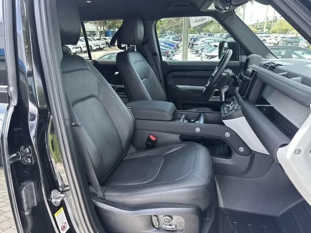 2023 Land Rover Defender SE photo 29