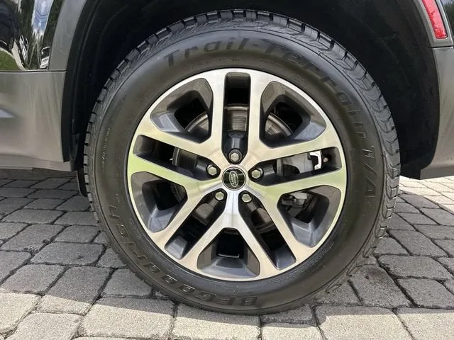 2023 Land Rover Defender SE photo 11