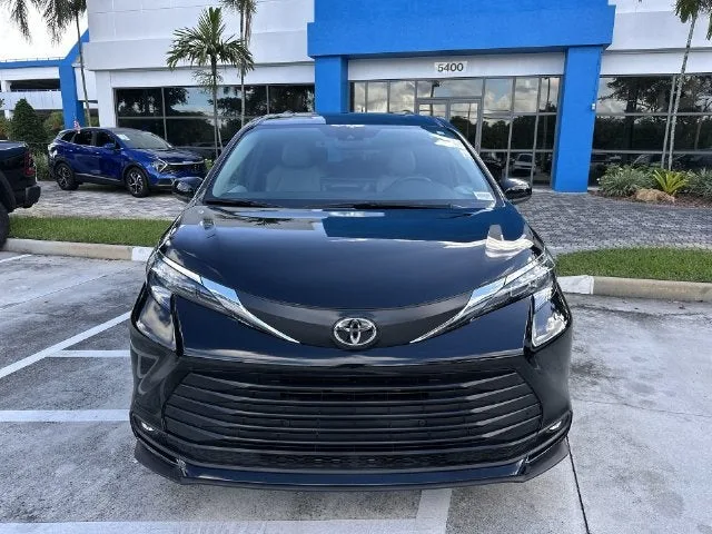 2026 Toyota Sienna XLE photo 18