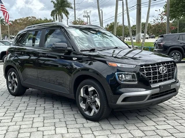 2025 Hyundai Venue SEL photo 16