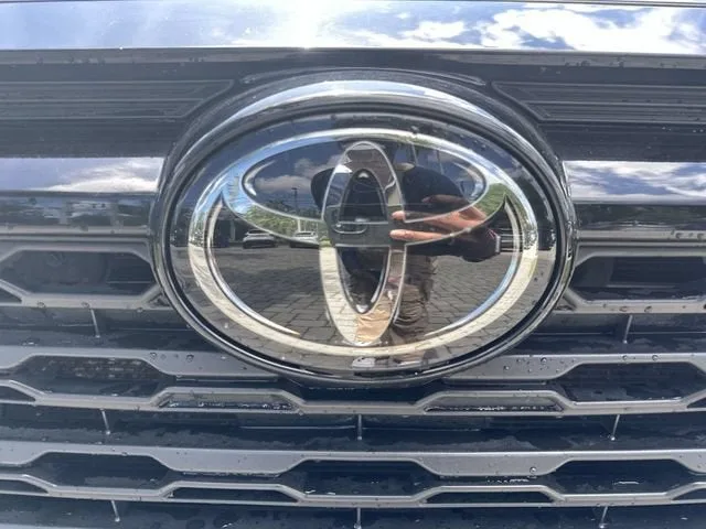 2024 Toyota RAV4 XLE photo 10