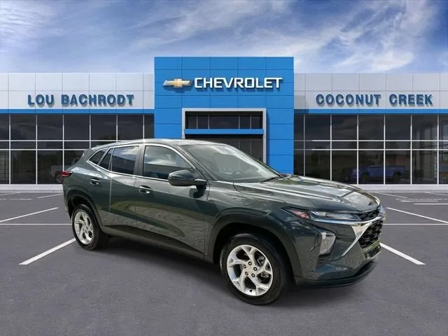 2025 Chevrolet Trax LS photo 2