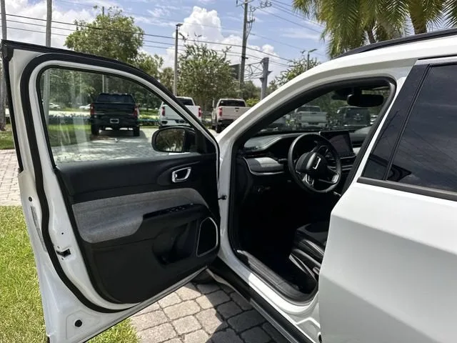2024 Jeep Compass Latitude photo 22