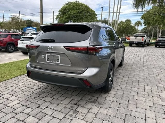 2025 Toyota Highlander LE photo 36