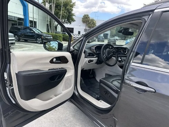 2023 Chrysler Pacifica Limited photo 22