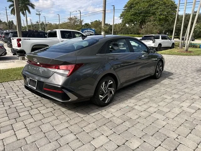 2025 Hyundai Elantra SEL Convenience photo 38