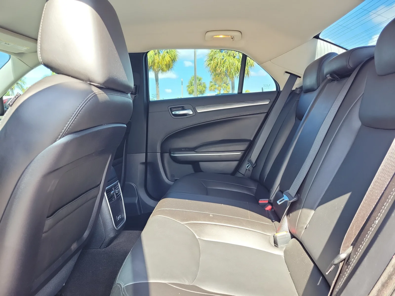 2021 Chrysler 300 Touring L photo 14