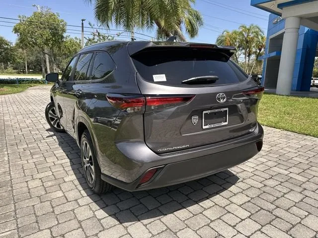 2024 Toyota Highlander LE photo 12