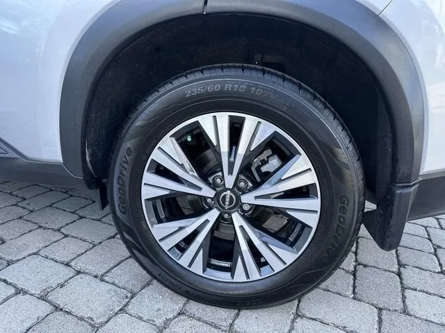 2022 Nissan Rogue SV photo 11